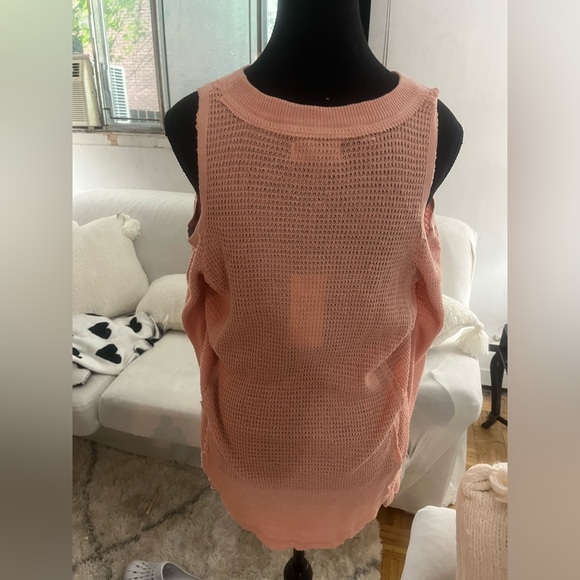 NWT! Elan waffle knit cold shoulder top..rounded hem - Picture 3 of 3